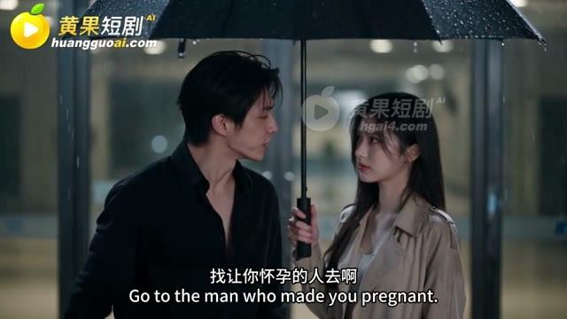 男主与乐瑶在医院外撑伞交谈