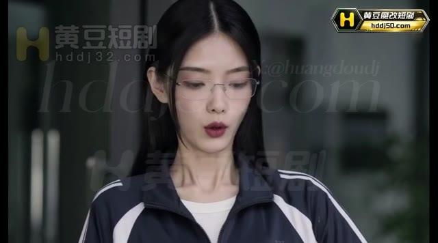 运动服女子在室外交谈材料安排