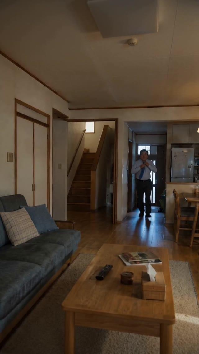 父亲下班回到木质住宅
