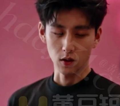 小宇在店铺内与白凤凤交谈