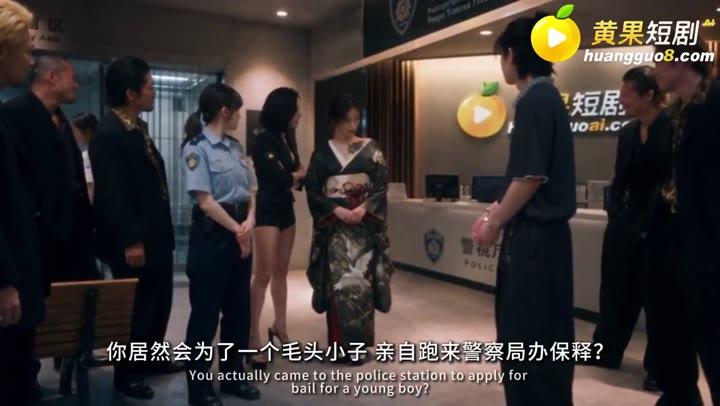 百合子带人到警局要求放陈宇离开
