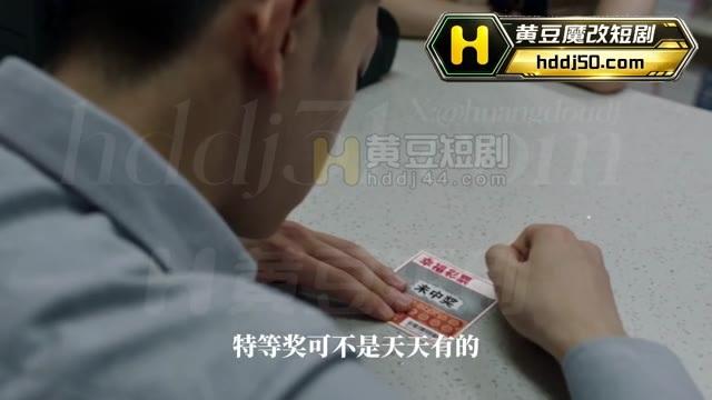 男子在柜台刮开彩票