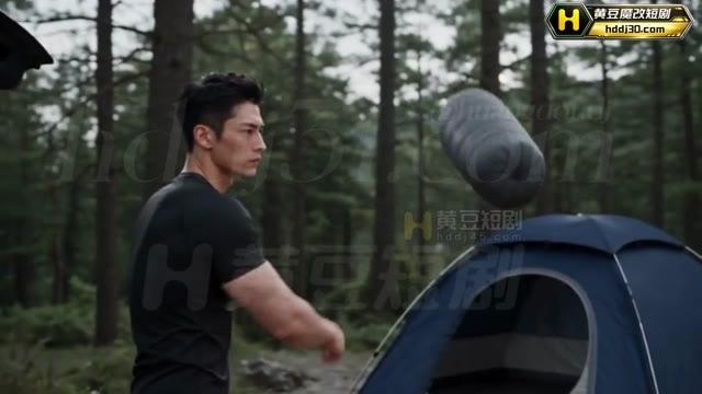 人物在树林营地整理搭好的帐篷