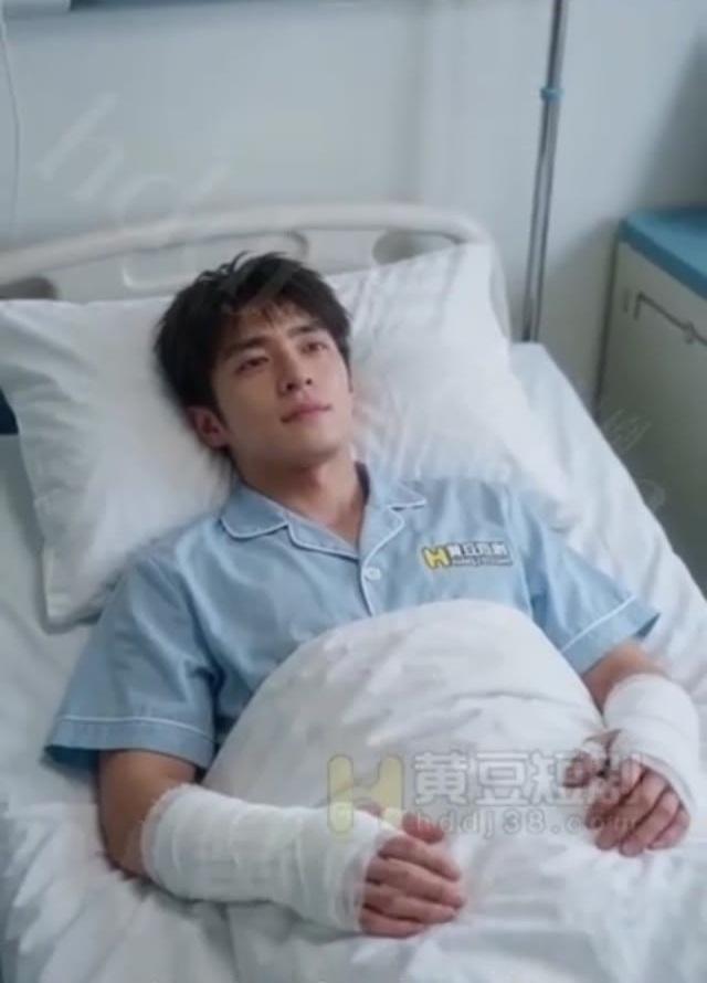 双手打着石膏的林远住进病房