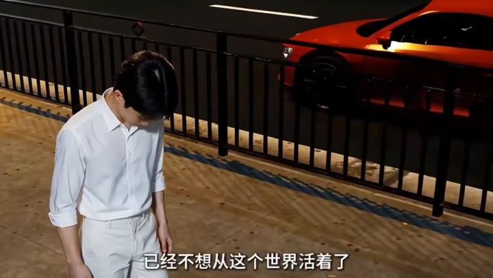 王宇在事故前独自站在城市道路旁