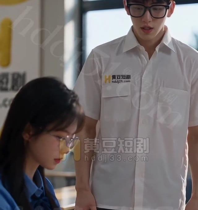 教室里戴眼镜的男生与女生交谈