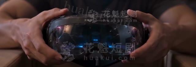男子拿起买回的中古头显