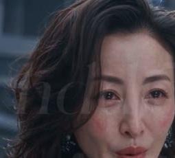 母亲面对男子提问时的面部近景