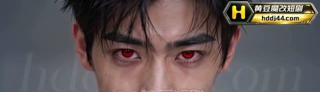 男子的眼睛出现异常红色变化