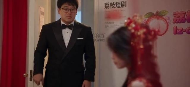 张正进入新房关心新娘的状态