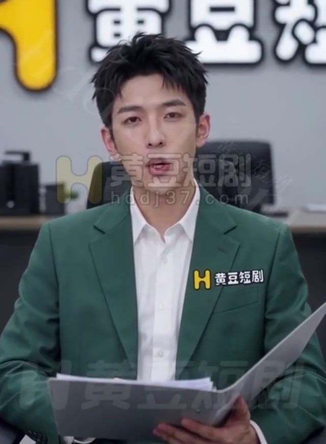 李明拿着企划书安排产品修改