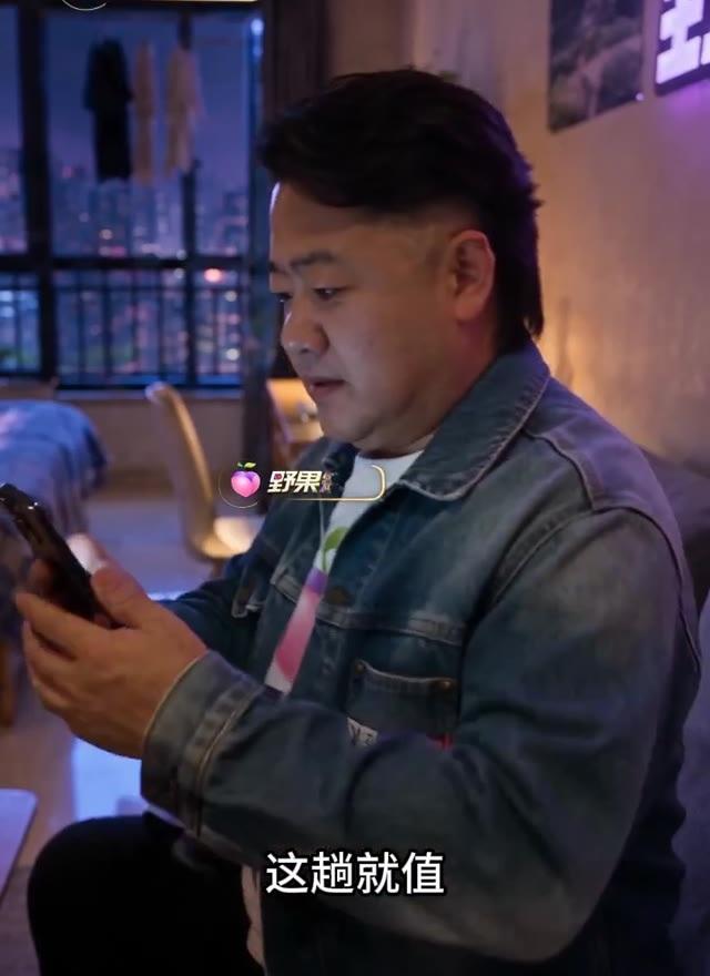 探店者在镜头前查看直播状态