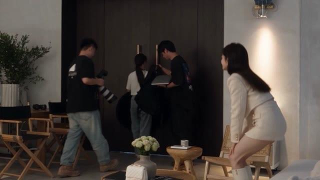 工作人员离开前的摄影棚与取景座椅