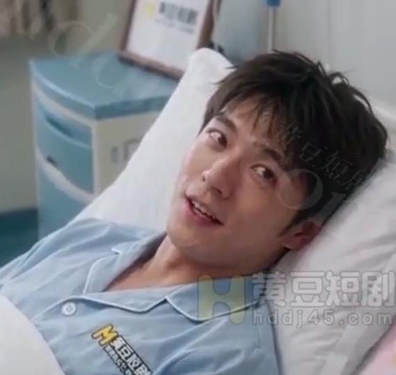 穿浅蓝病号服的林远靠在病床上