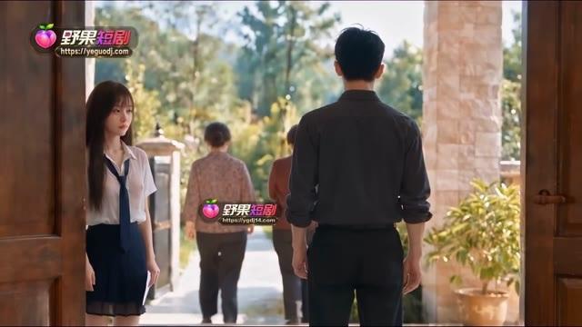 上门亲戚离开后人物留在门厅交谈