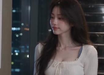 婚礼前夜女子独自站在走廊