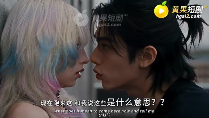 陈宇与染发女子在屋顶谈话