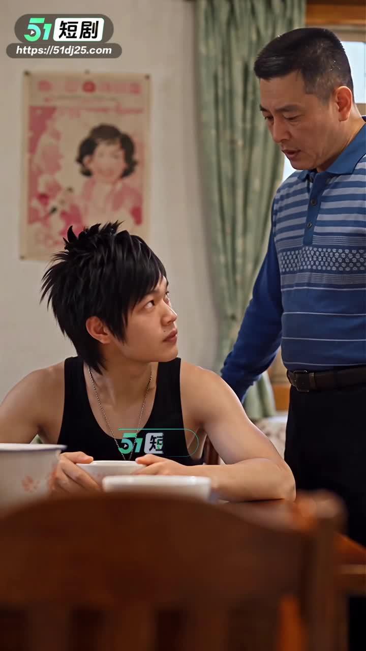 男主在家中听到父亲的出门安排