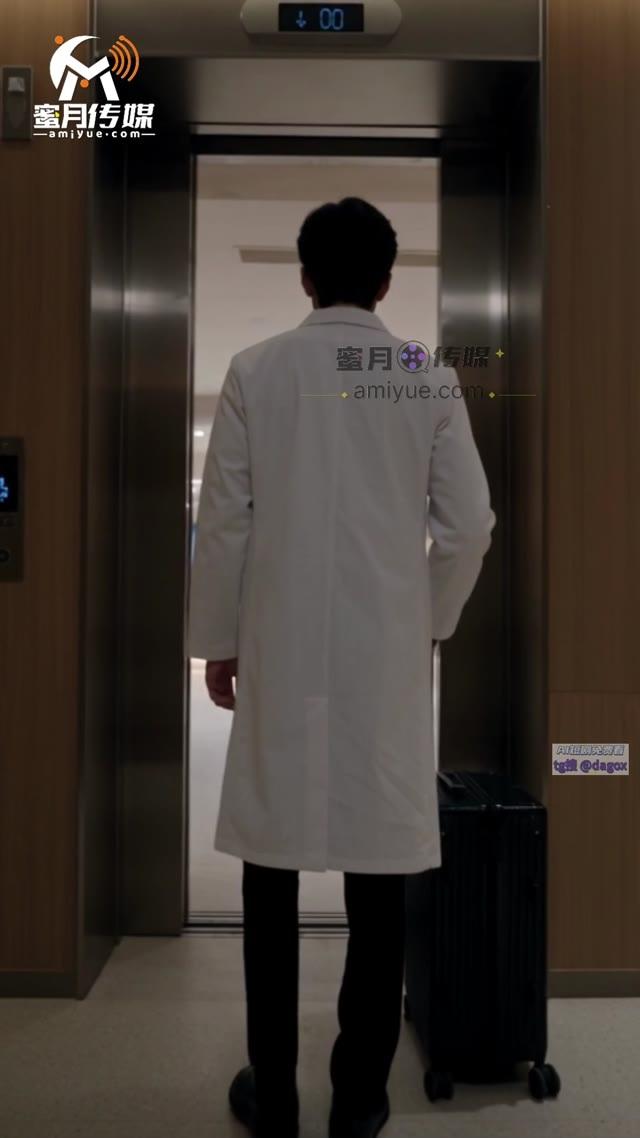 程医生进入病区走廊