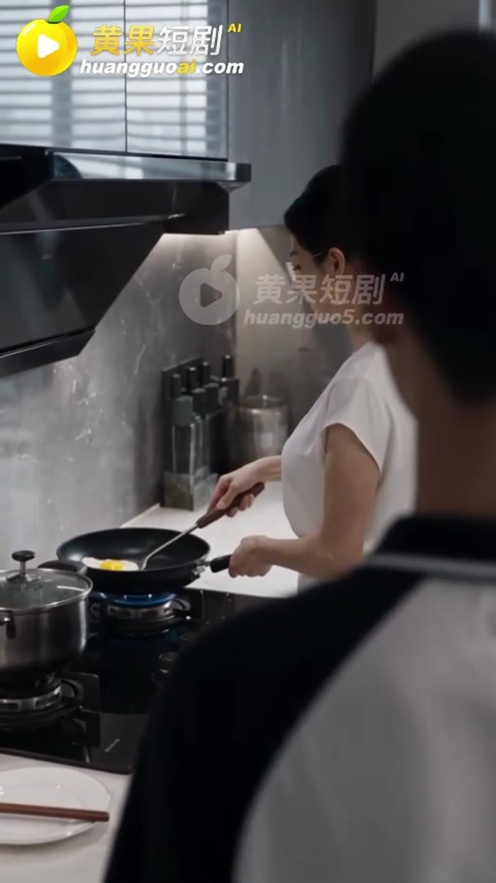 沈渊在厨房观察母亲的日常习惯