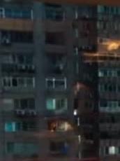 酒店落地窗外的城市楼宇