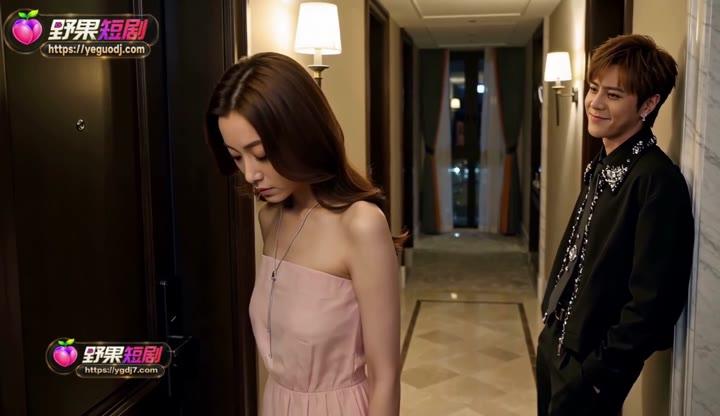 聚会成员在走廊交换目光