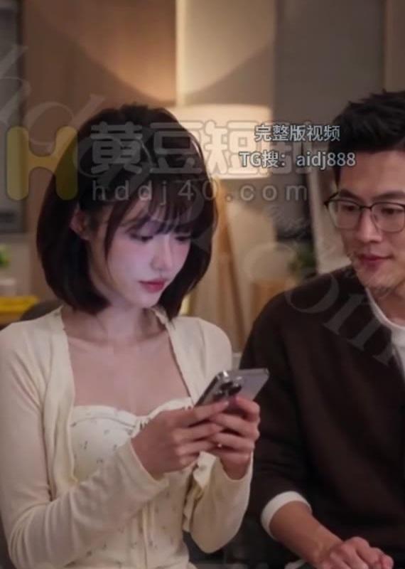 女友在出门前请阿杰留下照看父亲