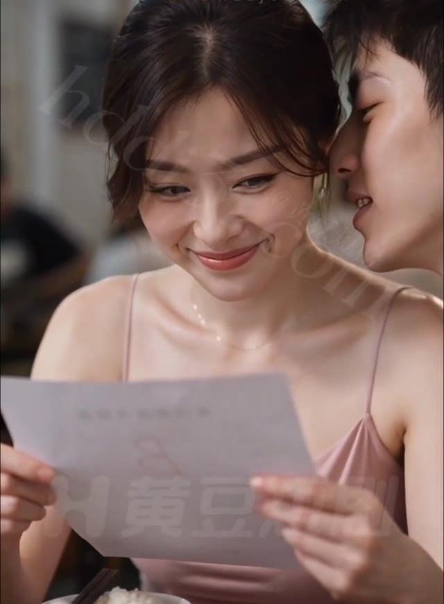 母亲在饭桌旁查看儿子的成绩单