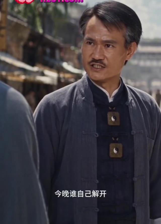 道长在古镇街头提醒徒弟注意异状