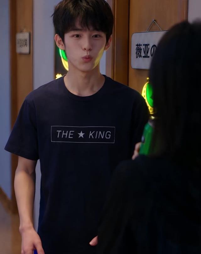 子豪在房间门口向苏娅解释来意
