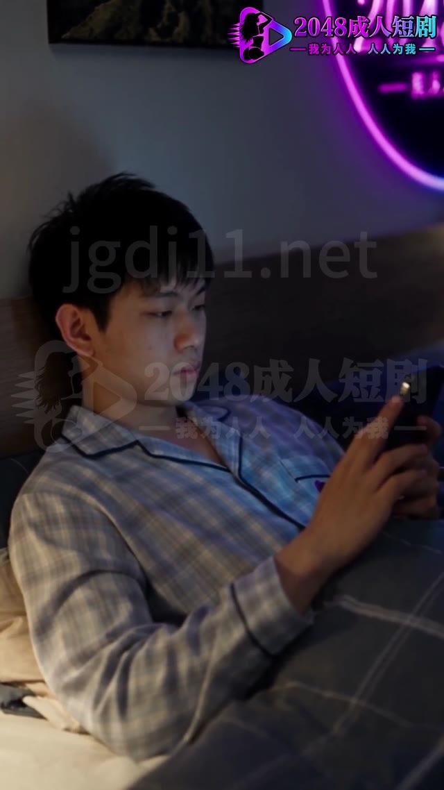 哥哥在住家里看手机，电视已经关掉