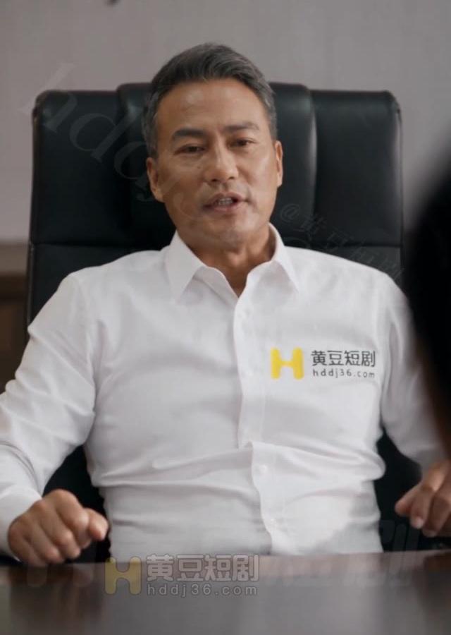 校长坐在办公室内等待工作谈话