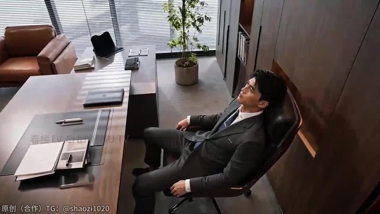 李经理回到明亮的办公室