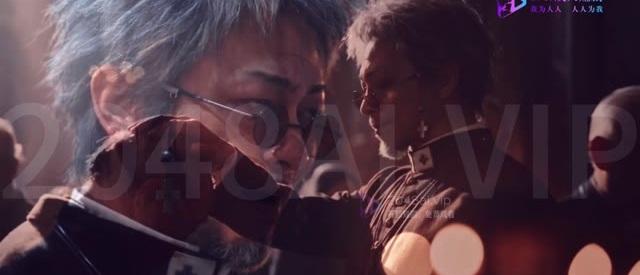 神父与圣女父亲在教堂内交谈