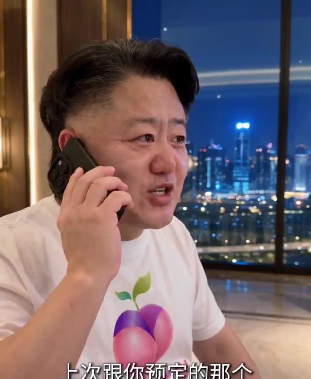 探店者在房间内打电话确认预约