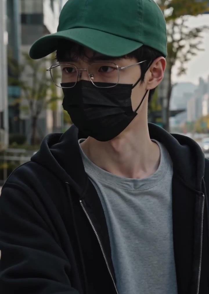 男友戴绿色帽子与口罩跟随女主