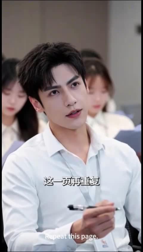 职员在会议上讨论数据与进度