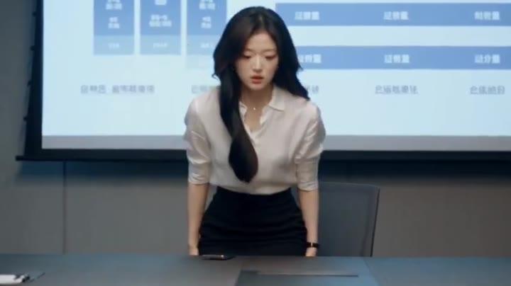 女方在会议投影前补充说明方案