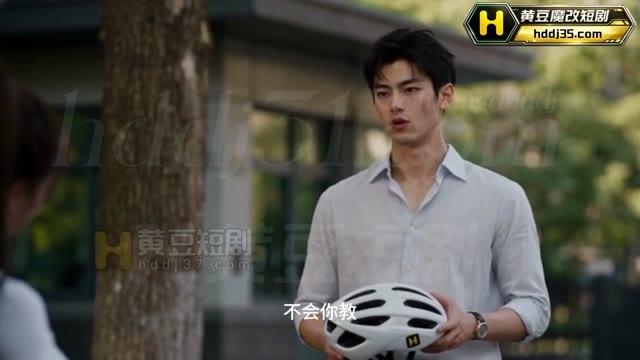 陈宇拿着头盔与林曼见面