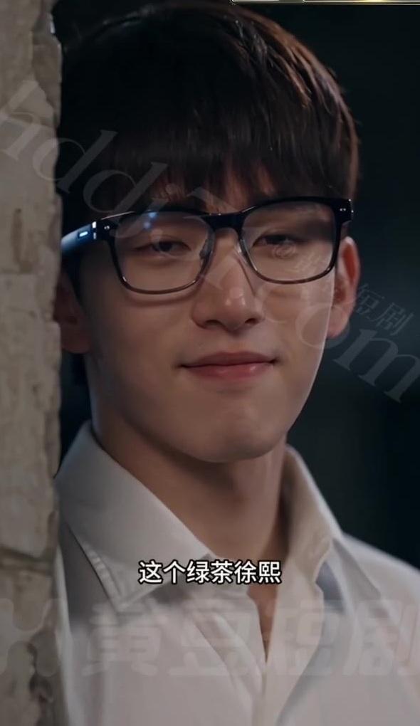 佩戴深色方框眼镜的男主留意身边人物