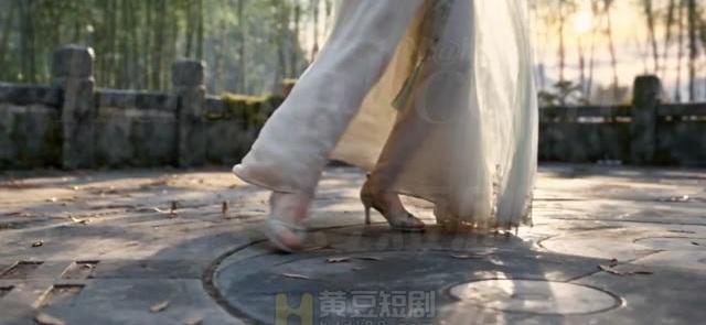练拳场景中石台与人物步法的画面