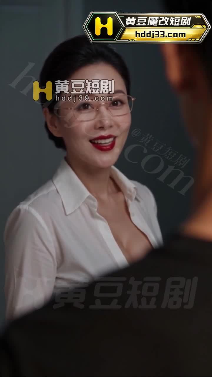 母亲戴眼镜在家中回应泽泽
