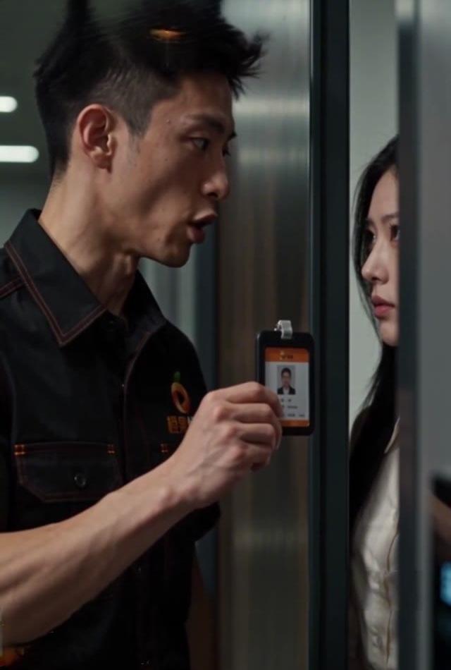 维修员在办公室门口出示身份