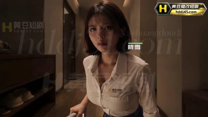 白色衬衫短发女子在家中回应来人