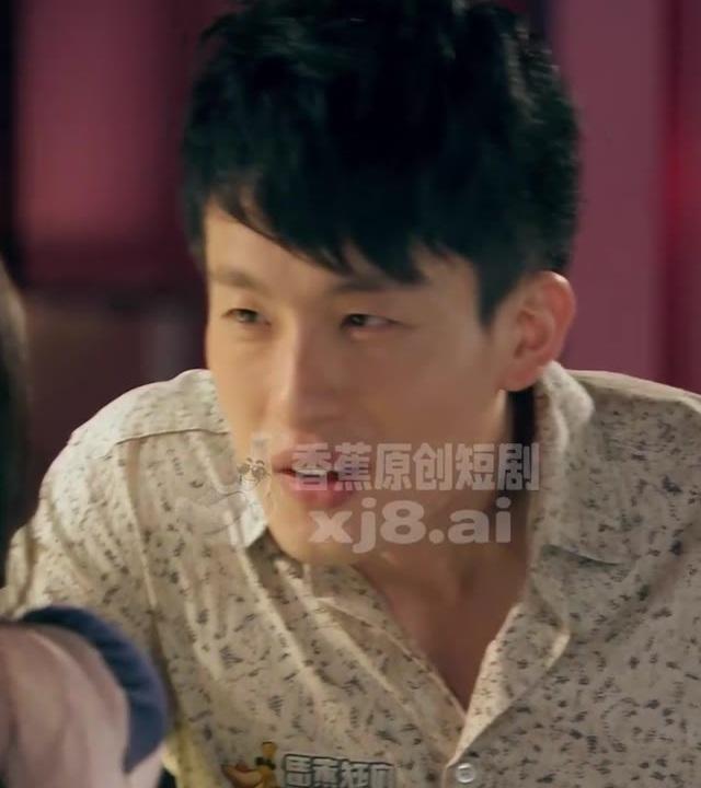 子乔在酒吧向来客介绍自己