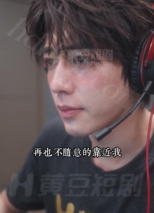 佳伦在家戴着耳机玩游戏