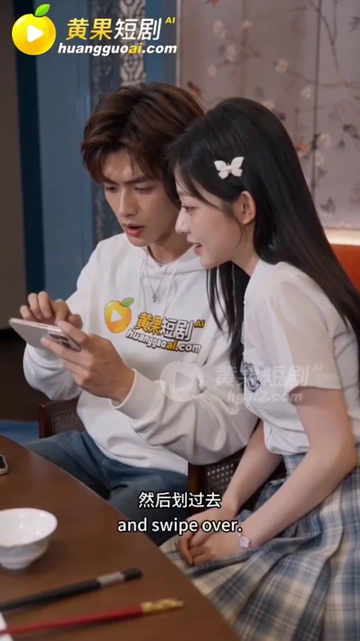 韩乐乐在宴席边与月如一起看手机游戏