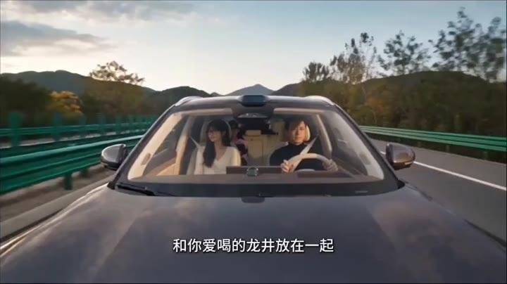 一家人驾车前往民宿展开国庆旅行