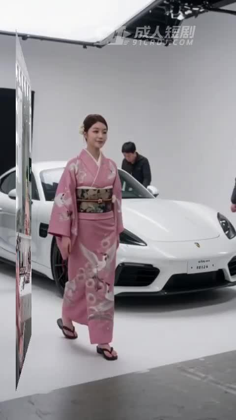 女网红在白色跑车前准备工作