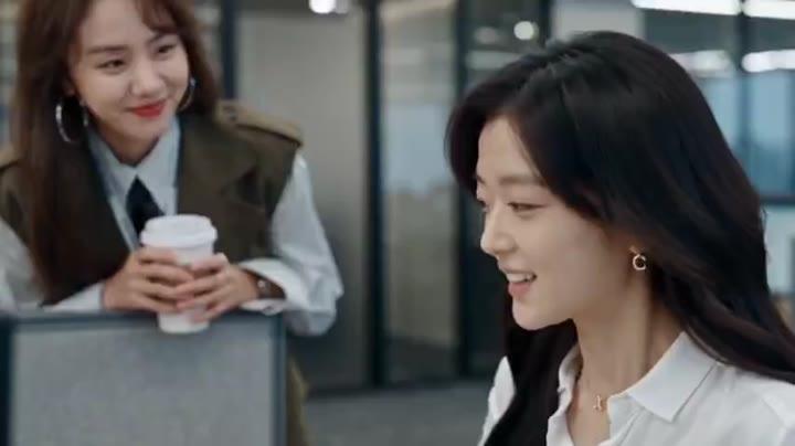 同事在工位旁询问女方的方案与身体状态